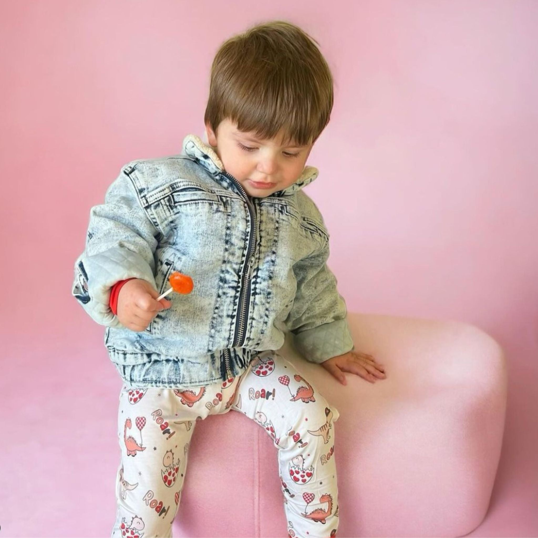 Child holding a zolli pop.