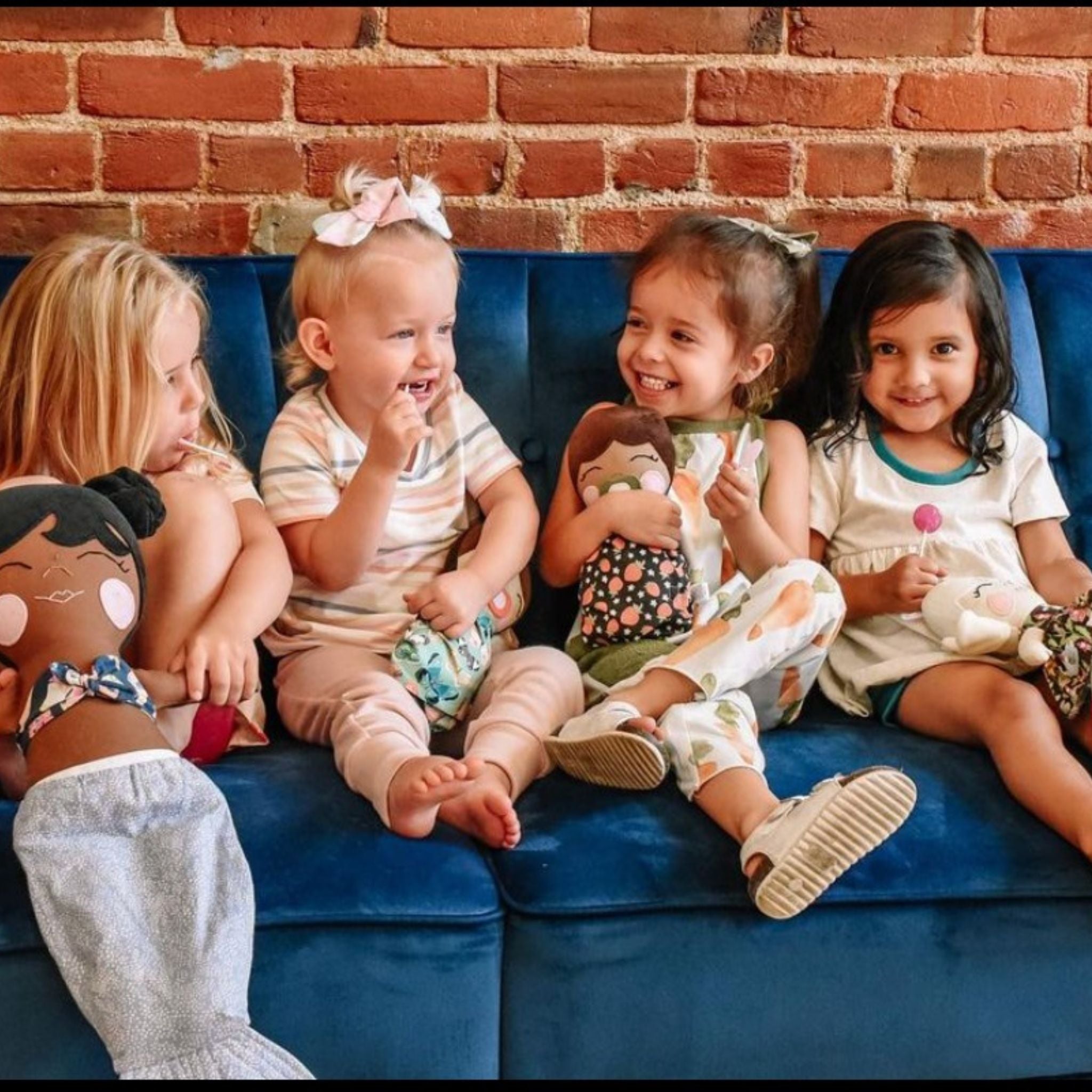 Four children hanging out eating zollipops