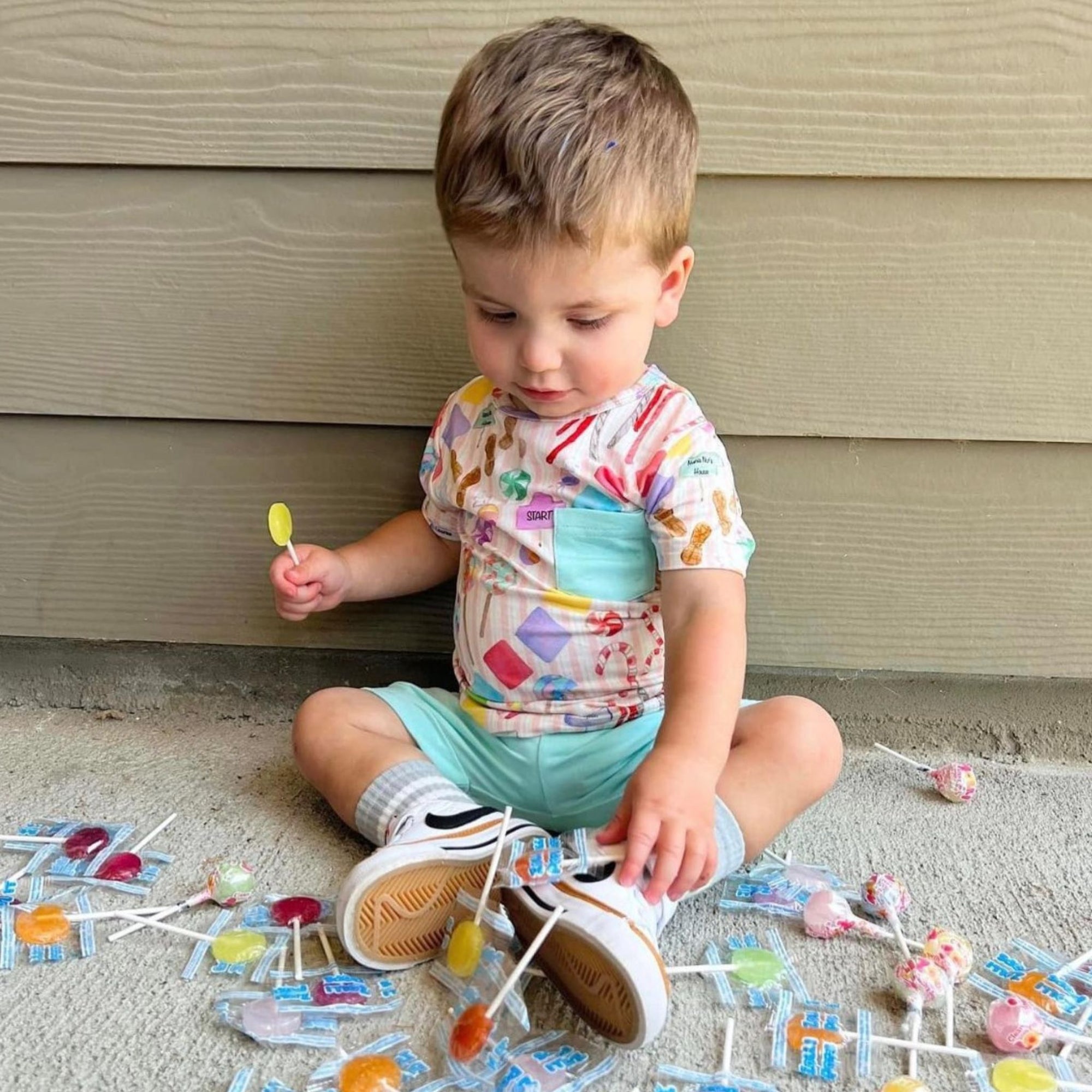 Child with zollipops.