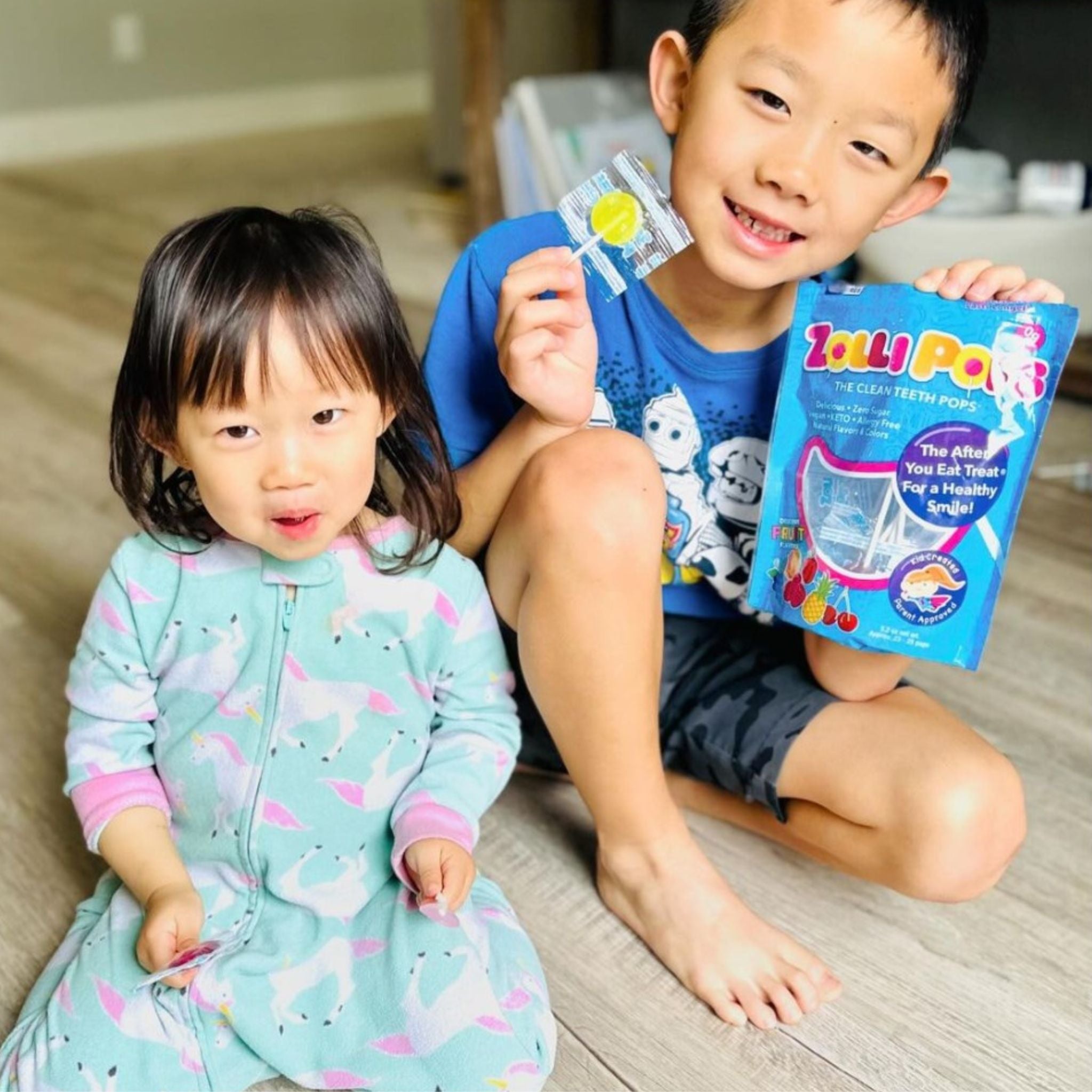 Two children with zollipops.