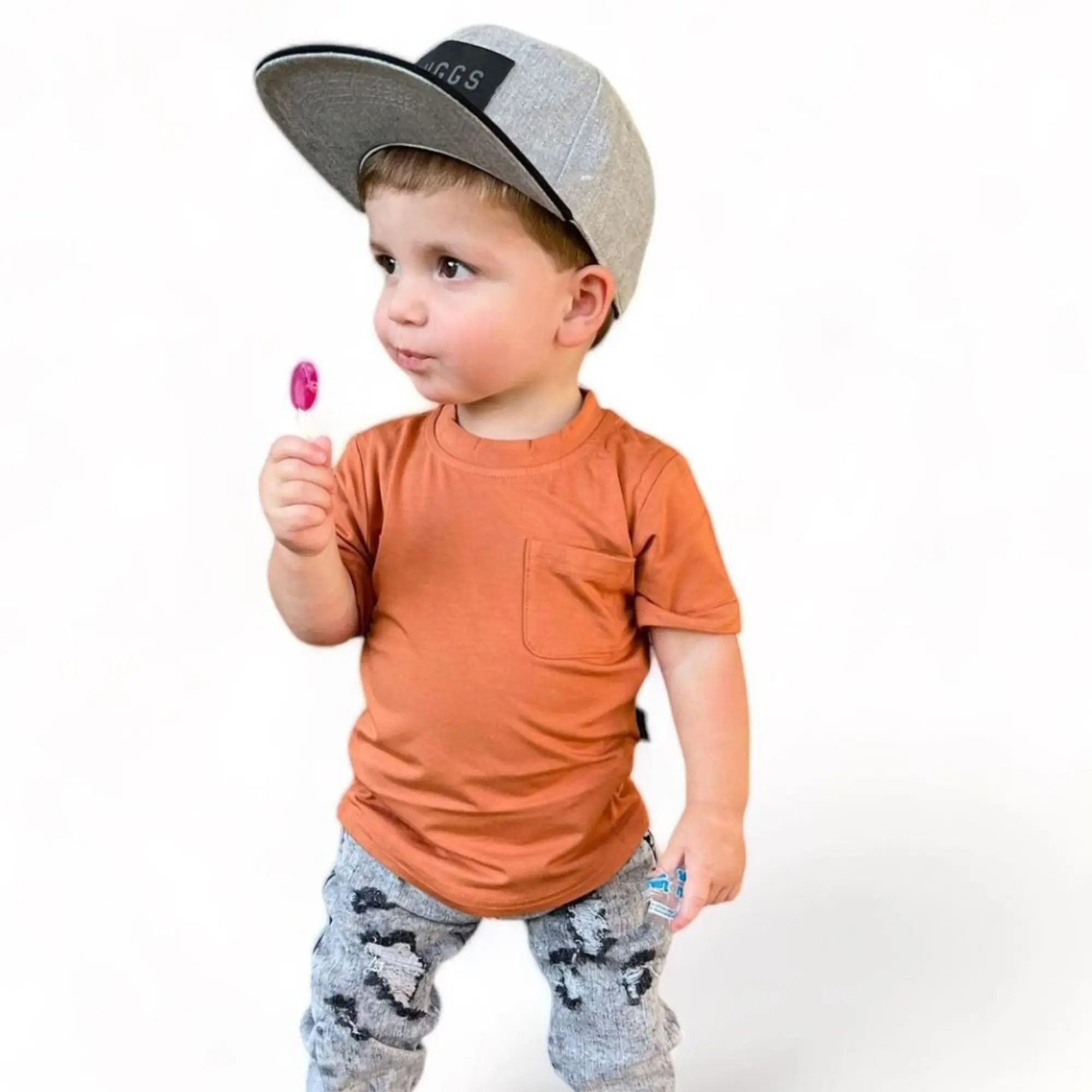 Child holding a zollipop.