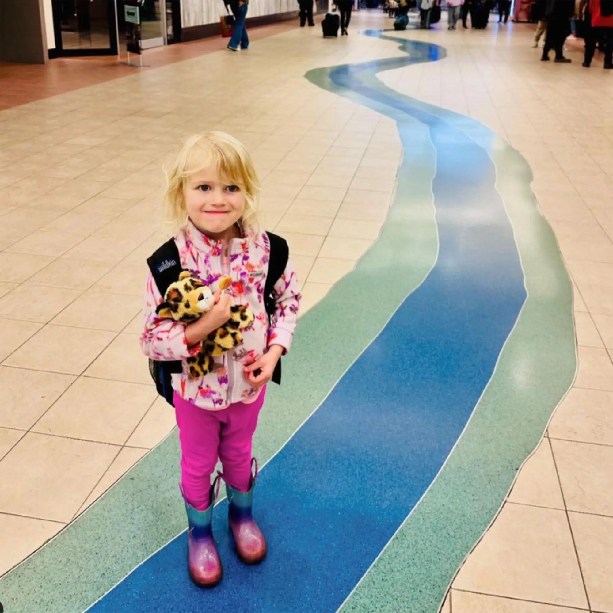 Child at airport with zollipop.